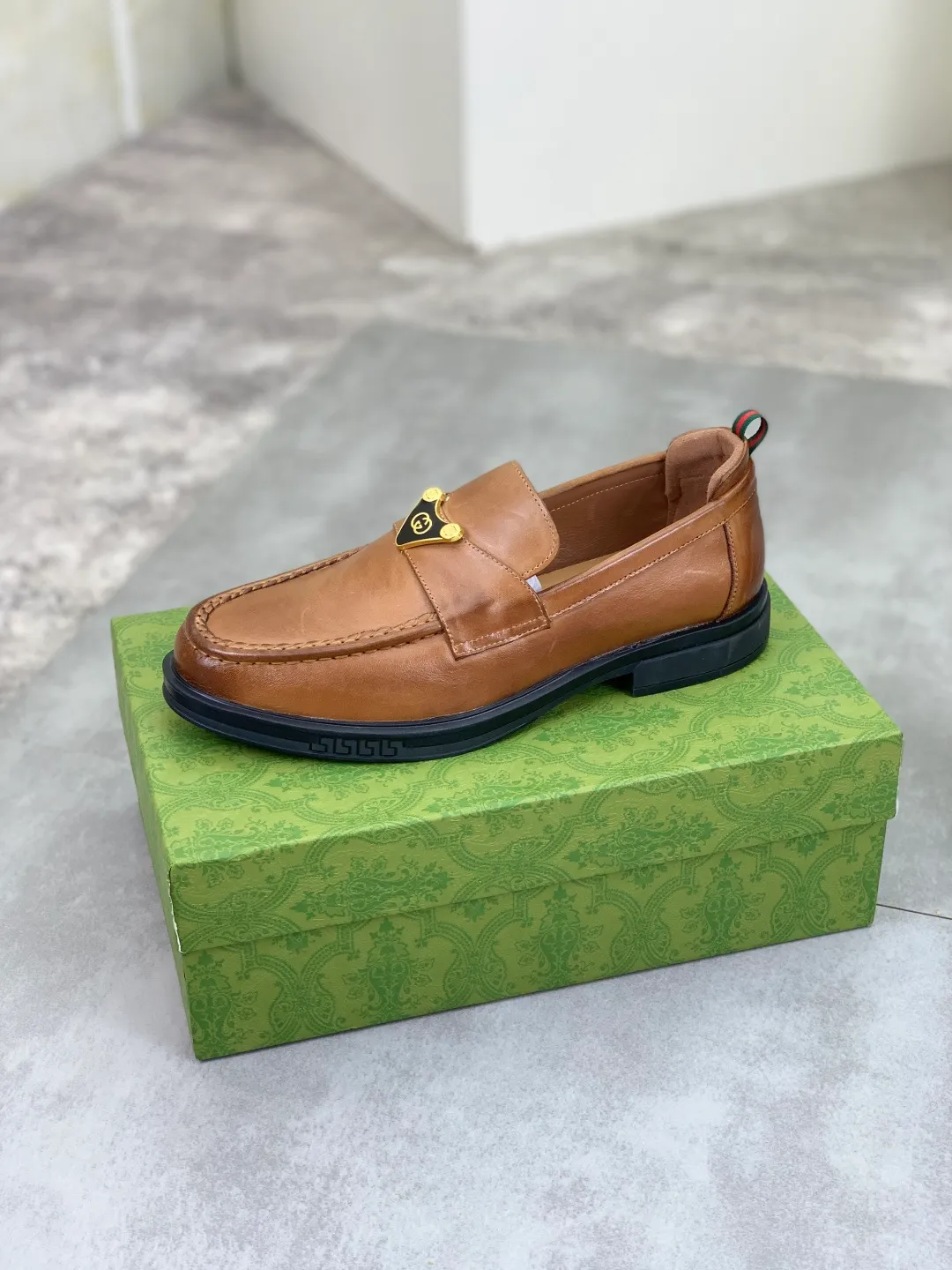 Men's shoes💰P500💰【New model, soft and comfortable Gucci classic business leather shoes hot selection (Gucci) official website latest Gucci 🎁 business leather shoes, hot style 💥 simple and elegant style, exclusive for trendy men. Unique official website latest brand original double G embossed element 👑Gucci Original decoration, fashionable and generous, made of original calfskin ✅ fully imported first-layer pigskin lining, official website designated wear-resistant, rubber business outsole, real-life photos of classic models at the counter 🎬38-44 (customized for 45) 3⃣️ colors available